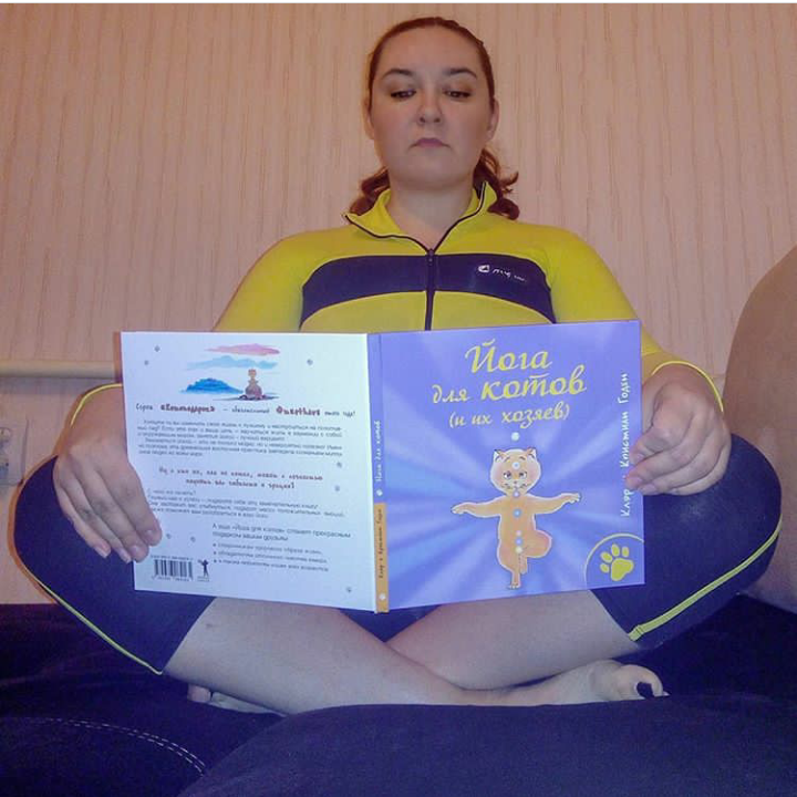 Нет, это не любимая книга, фотография просто показывает меня и чтение