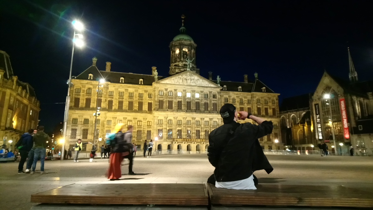 Заправляюсь на главной площади.