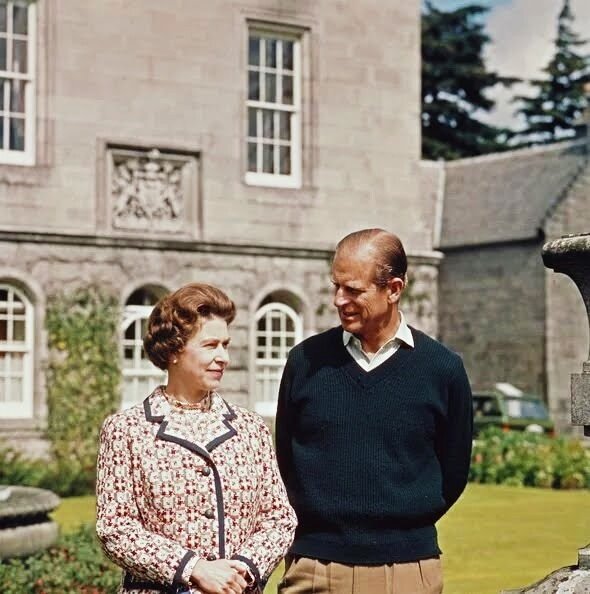 Молодые королева с супругом 