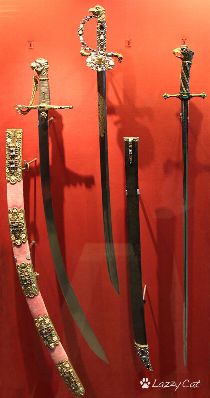 Боршверт справа и кавалерийский палаш в центре