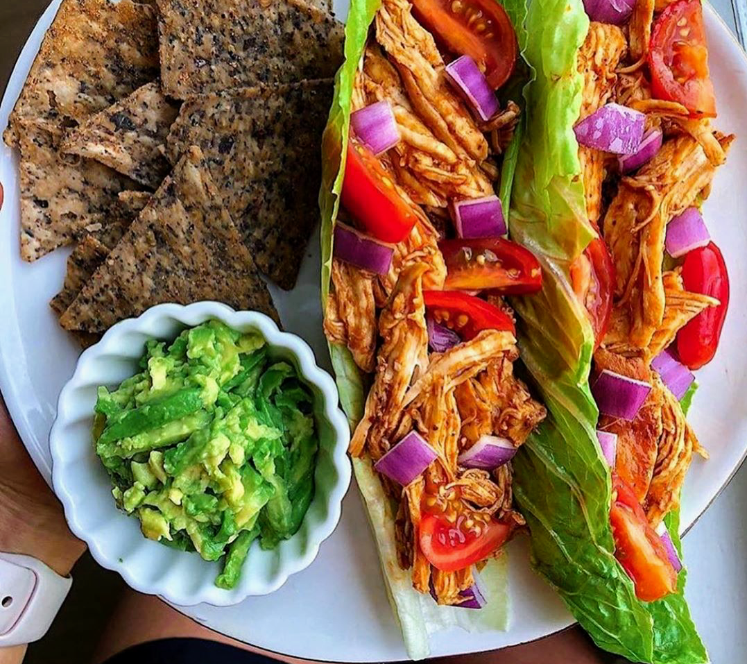 THAT'S A WRAP
BBQ chicken tacos "Easy, summer-y meal
Paired with nacho chips + 1/2 avocado as dip.
BBQ chicken: Cook chicken, shred with fork. Next, add 1/2 cup
BBQ sauce and mix. Add to Romaine Lettuce cups, add onion +
tomato.

