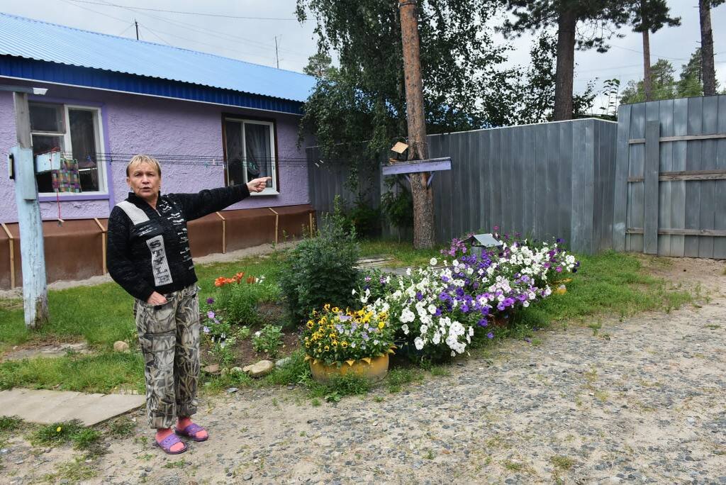 Один септик находится под клумбой, еще один рядом с деревом и два за забором, где рекомендуют проложить подъездной путь. Но жители говорят, что септики веса машины не выдержат. А больше места для их устройства нет