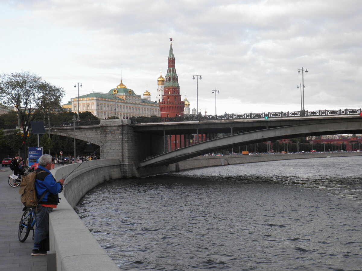Закинул старик в море невод. И сидит как дурак без невода...