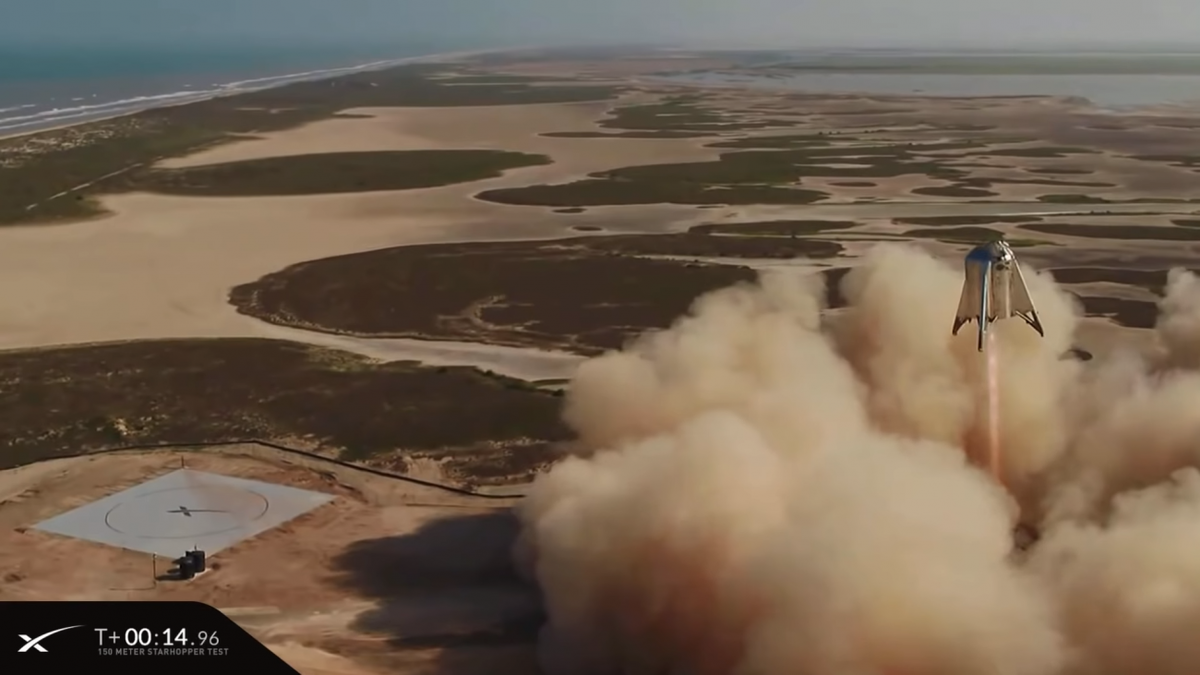 На фото: Starhopper во время набора высоты в тестовом прыжке 28 августа этого года. Источник: SpaceX. 