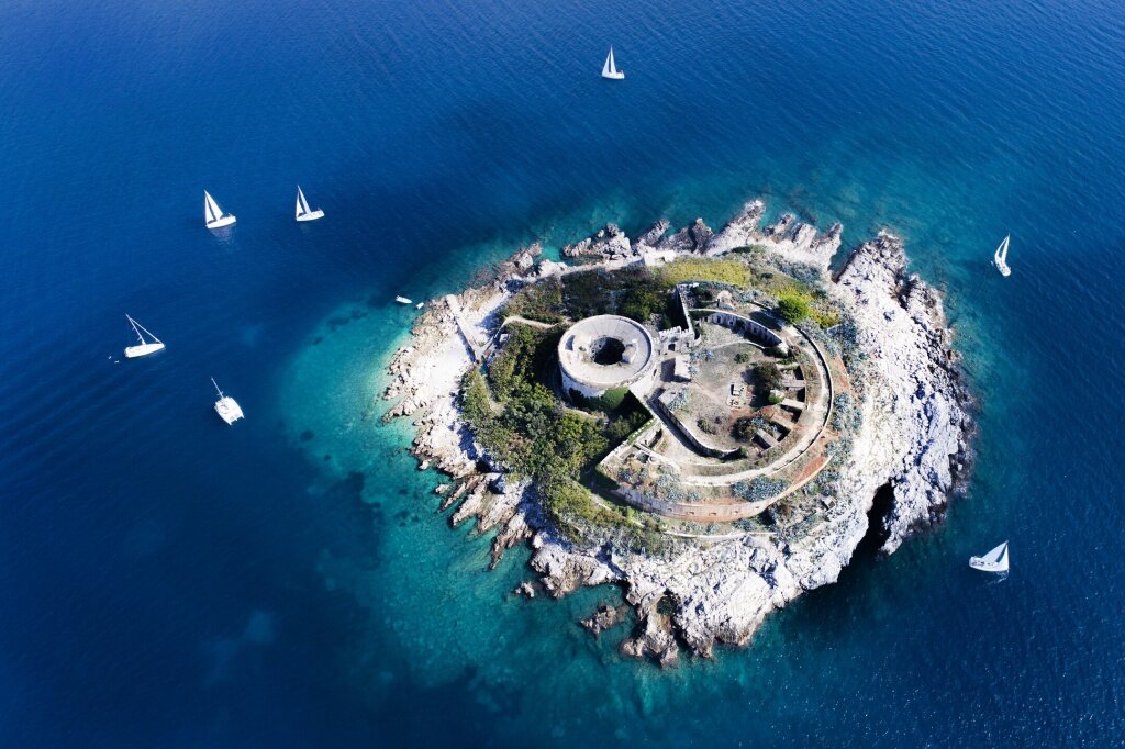 Черногория притягивает яхтсменов