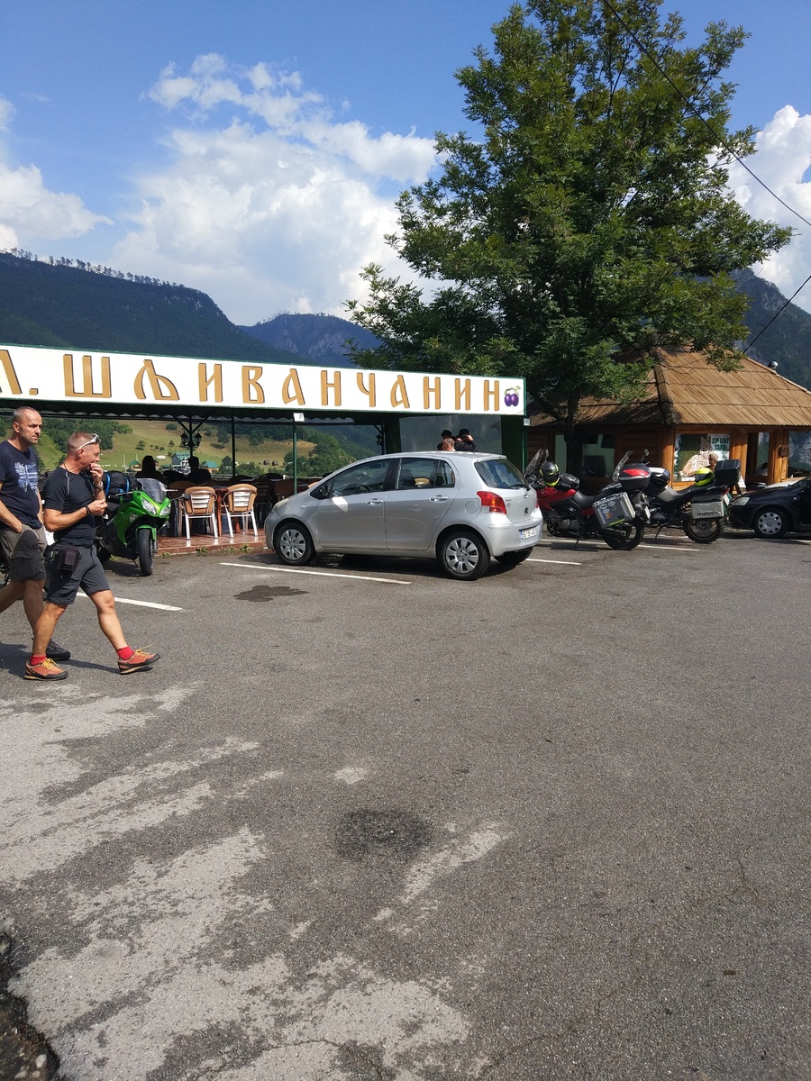 Припаркованный Yaris с помощью ребят из кафе