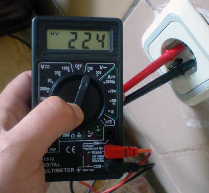 Проверить есть ли ток. Мультиметр цифровой измерить 220 вольт. Измерение тока и напряжения мультиметром 220 вольт. Мультиметр измерение напряжения 220в. Мультиметр 830 напряжение.