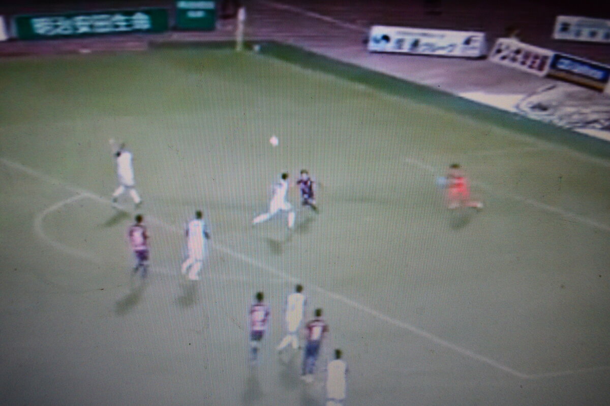 Начало эпизода. Накаме прибежал на навес в штрафную.