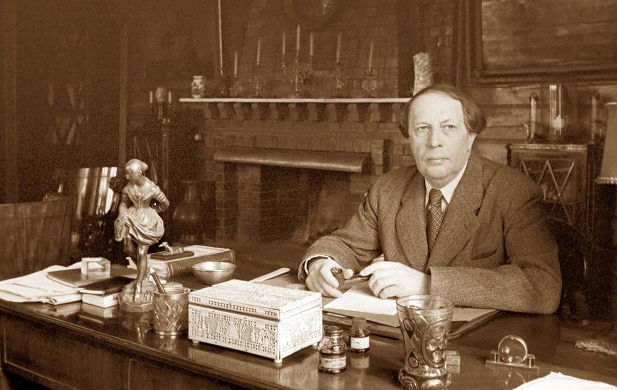 Граф Алексей Николаевич Толсто́й (1883 - 1945) — русский и советский писатель и общественный деятель из рода Толстых. Автор социально-психологических, исторических и научно-фантастических романов, повестей и рассказов, публицистических произведений. Лауреат трёх Сталинских премий первой степени (1941, 1943; 1945 — посмертно).