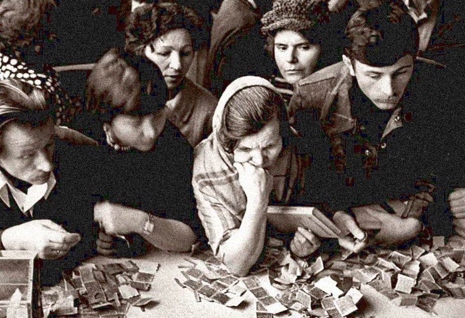 Советские люди с карточками