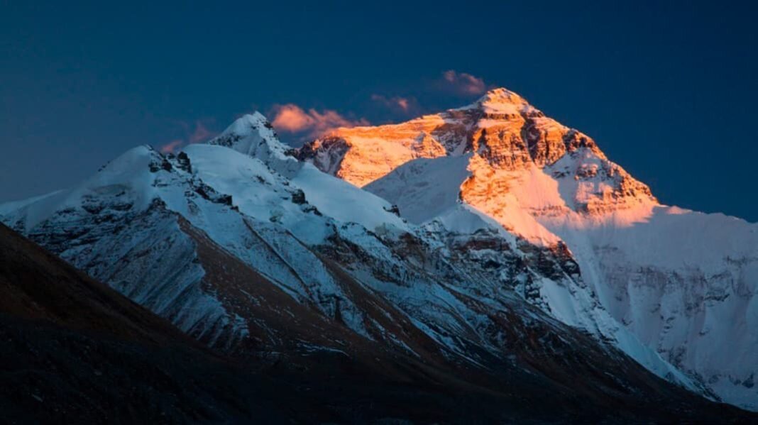 Наивысшая точка гор гималаи. Гора Эверест(Джомолунгма). Гималаи Эверест. Джамалумба гора и Эверест. Рельеф горы Эверест.