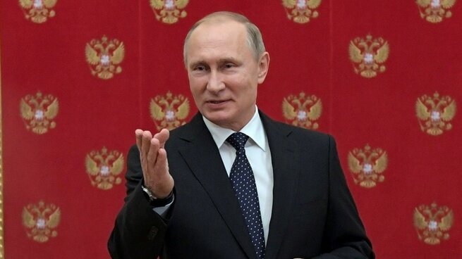 Путин В. В. тянет руку