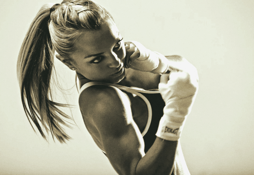 Девушка - боец.