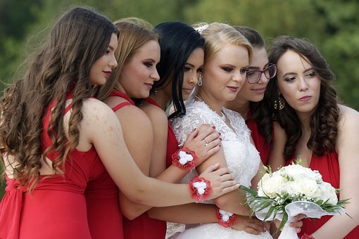 https://cdn.pixabay.com/photo/2019/09/09/06/19/girls-4462740__340.jpg