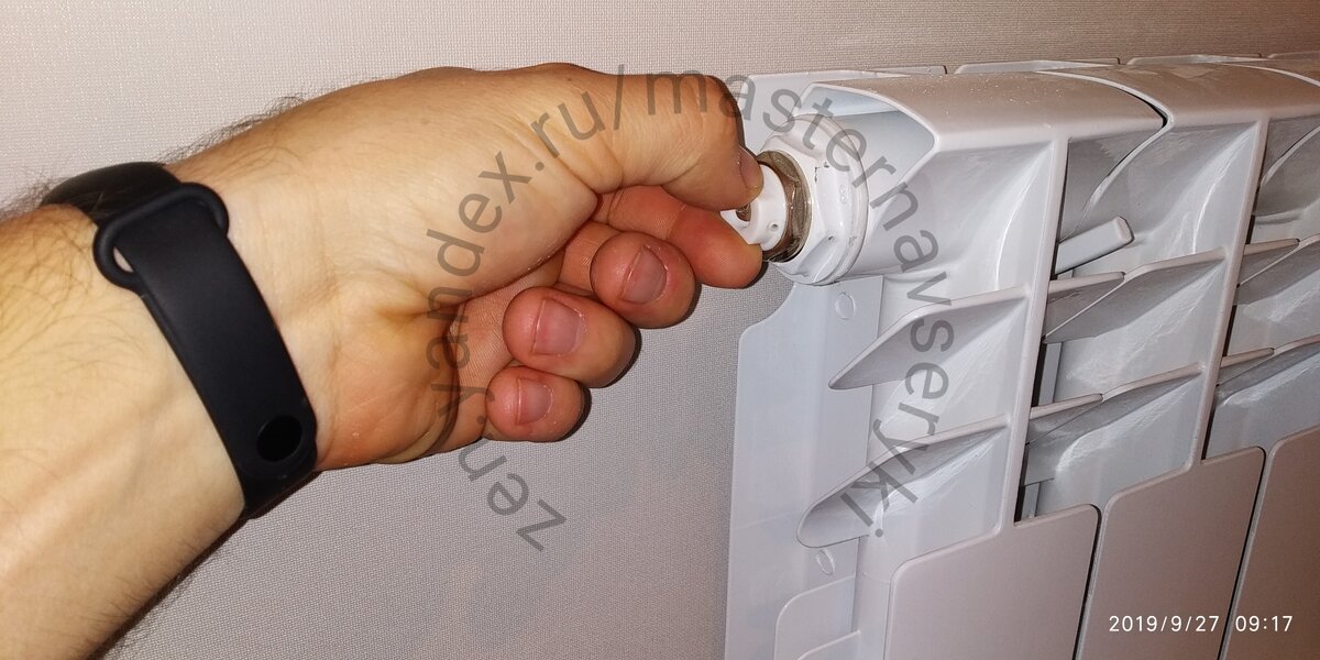 Почему радиаторы ставят под окнами. Почему батарею назвали батареей. Почему радиатор пожелтел. Вода в батареях. Шум в батареях отопления.