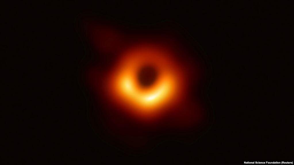 Нашумевший снимок чёрной дыры не является фотографией, он был создан на основе спектральных данных для того, чтобы посмотреть, как бы ЧД выглядела визуально, это было сделано из любопытства и для...-2