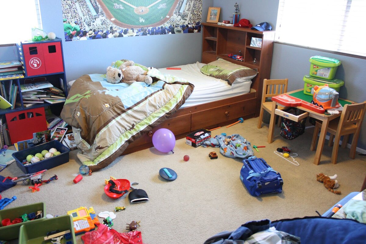 Беспорядок в квартире. Беспорядок в комнате подростка. Детские игрушки разбросаны. Беспорядок в комнате. Раскиданные вещи в комнате.