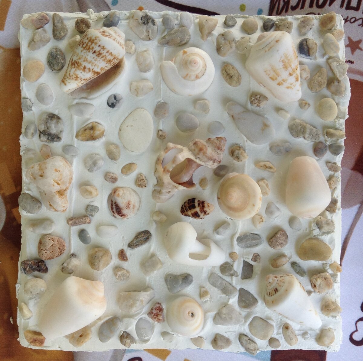 Декоративная плитка: морские камешки и ракушки.