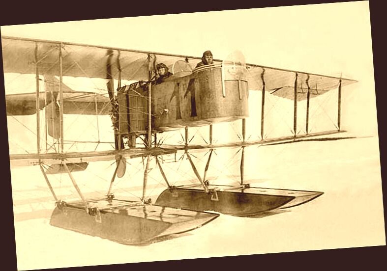 в М-16 помещались пилот и наблюдатель-пулеметчик; на фото видны резиновые амортизаторы шасси