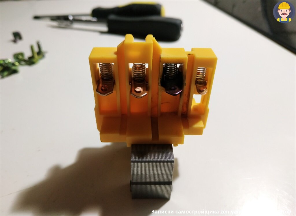 Разобранный контактор и видны почерневшие контакты и оплавленный пластик.