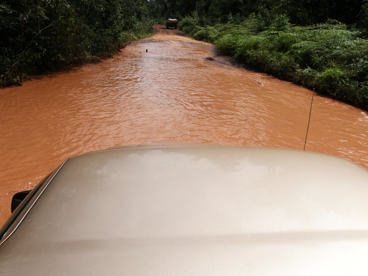 Временами дорога выглядела вот так. Как голландец себя чувствовал на скутере? Думаю, феноменально!
