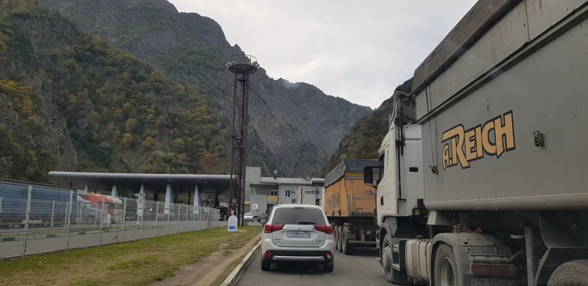 Легковых авто на границе практически нет