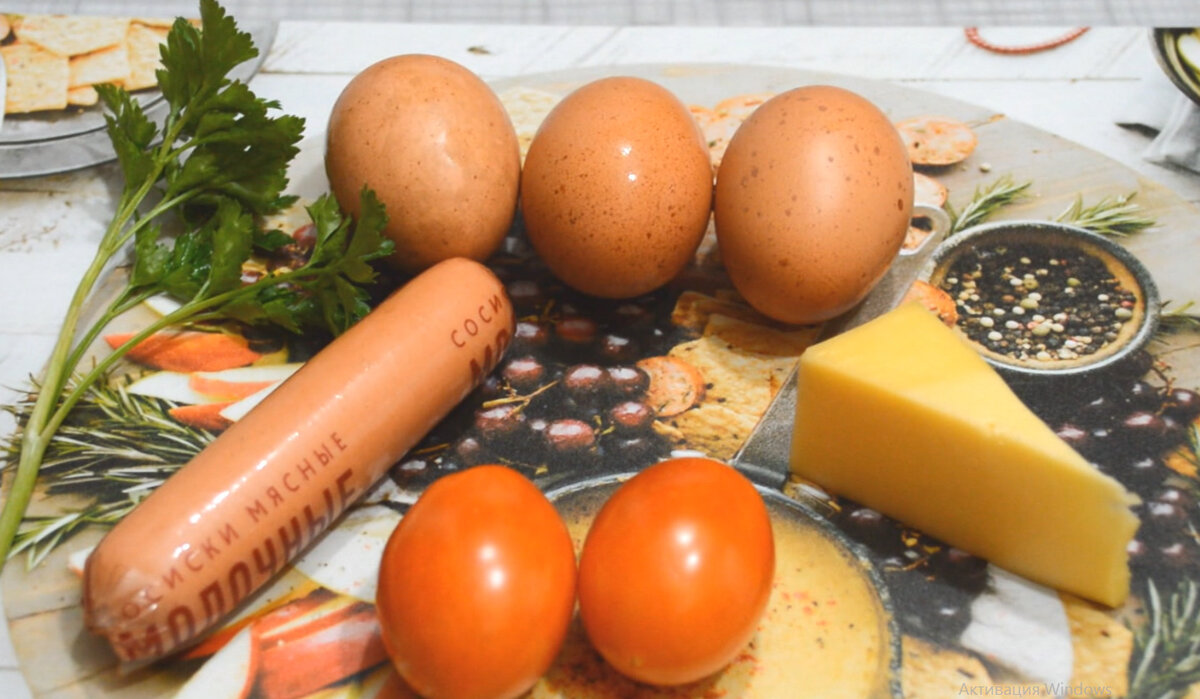 Яичница с колбасой, помидорами и сыром