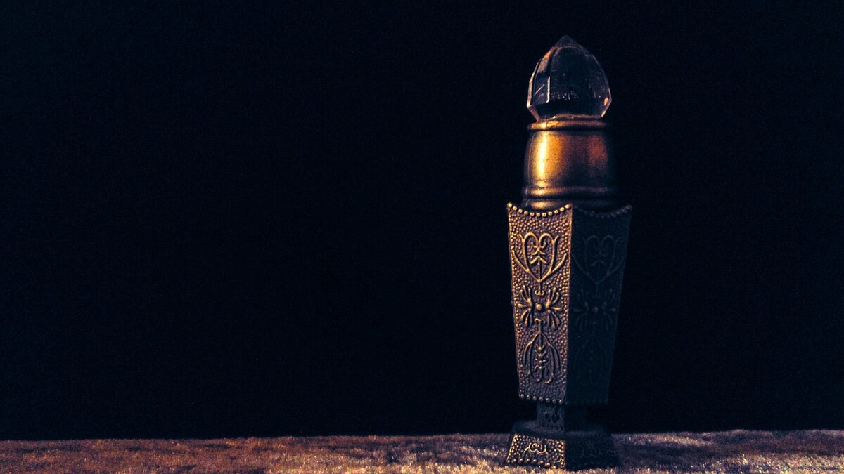 https://pixabay.com/photos/attar-perfume-oil-dark-heritage-2126745/