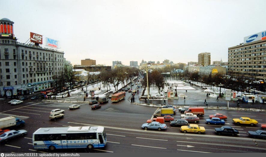 Вступила в 2000 году. Москва 2000 год. Пушкинская площадь Москва 2000е. Москва 2000г. Тверская улица 2000 год.