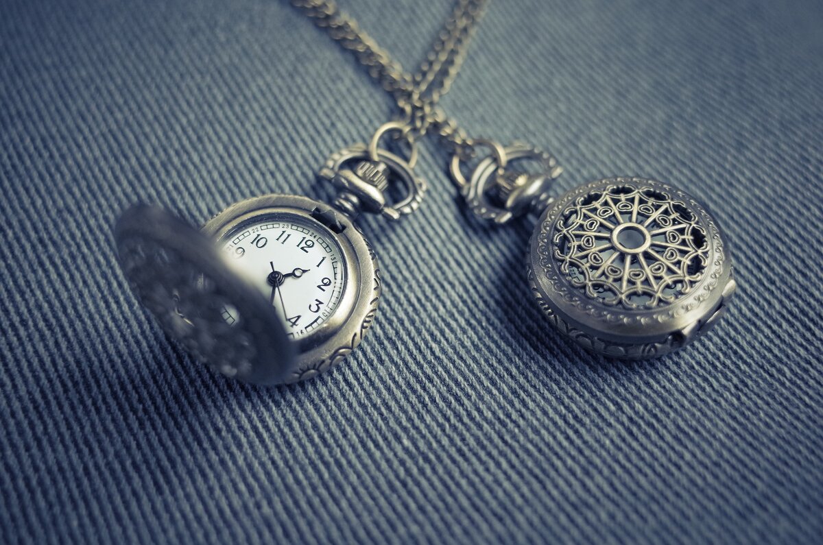 https://pixabay.com/photos/pocket-watch-locket-watch-timepiece-2569573/