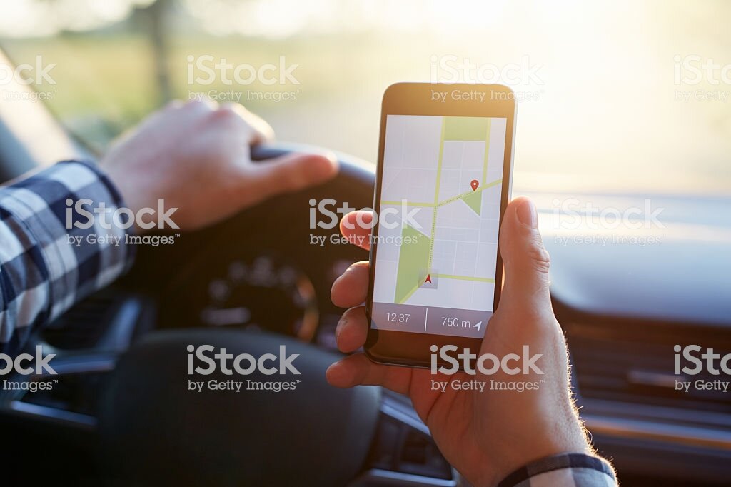 https://www.istockphoto.com/ru/%D1%84%D0%BE%D1%82%D0%BE/male-hand-holding-mobile-phone-with-gps-map-gm615731362-106890119