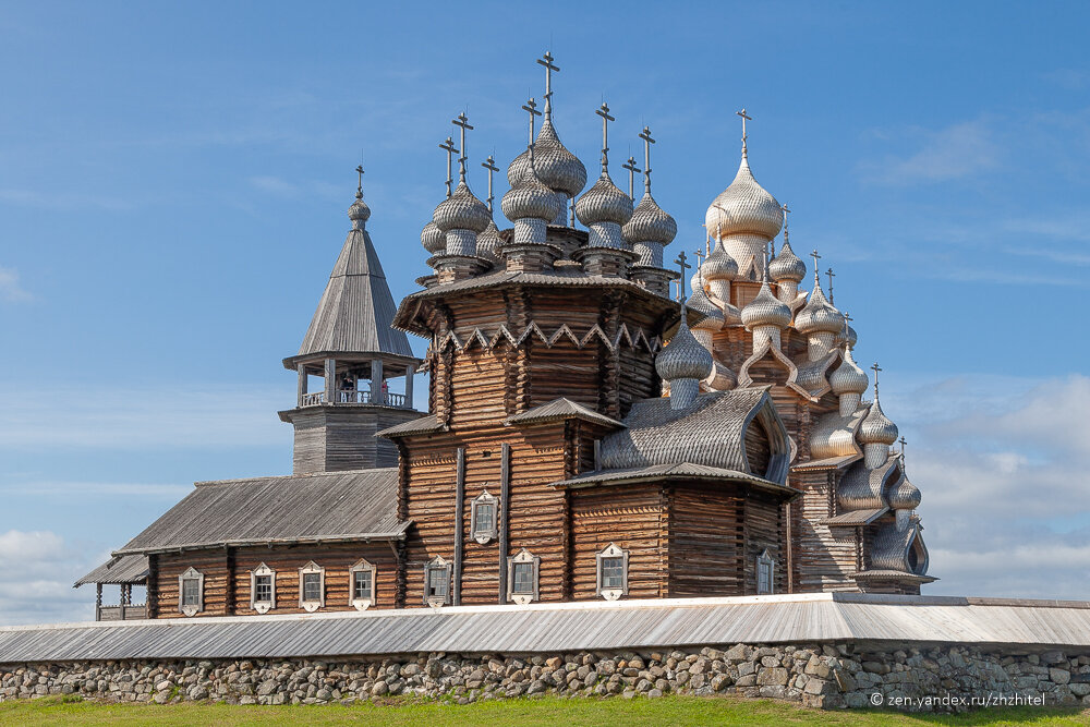 Памятники культуры россии кижи. Кижи музей-заповедник. Кижи Церковь Преображения Господня. Преображенская Церковь на острове Кижи. Архитектурный ансамбль Кижи.