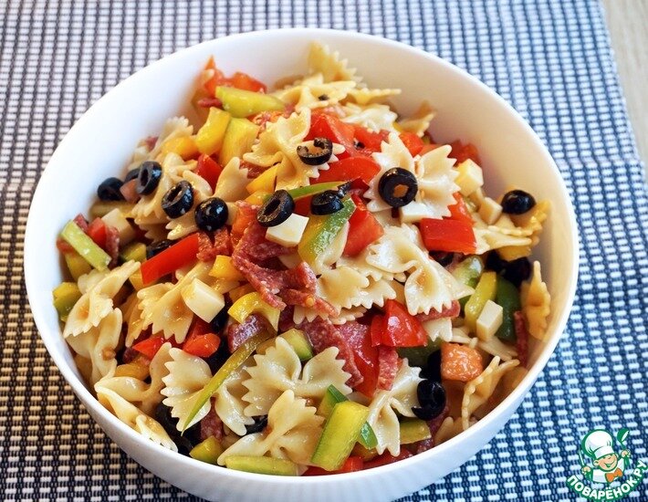 Этот салат настолько вкусный и оригинальный, что может спокойно составить компанию оливье и селедке под шубой за праздничным столом.