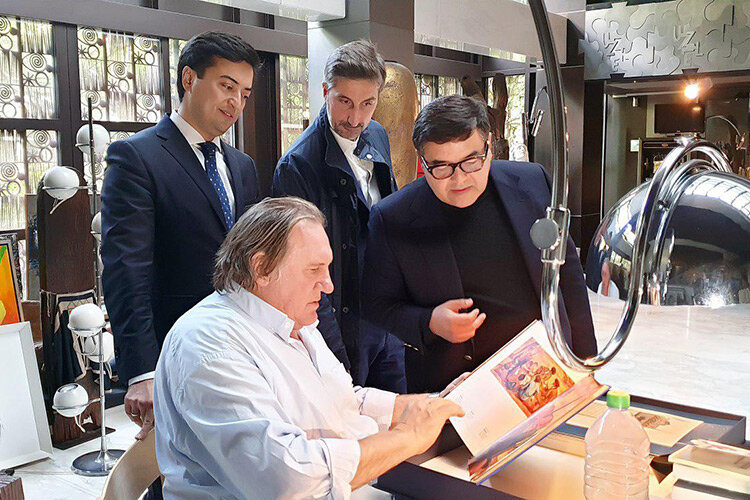 Жерар Депардье с участниками встречи в Париже. Фото пресс-службы "Узбеккино"