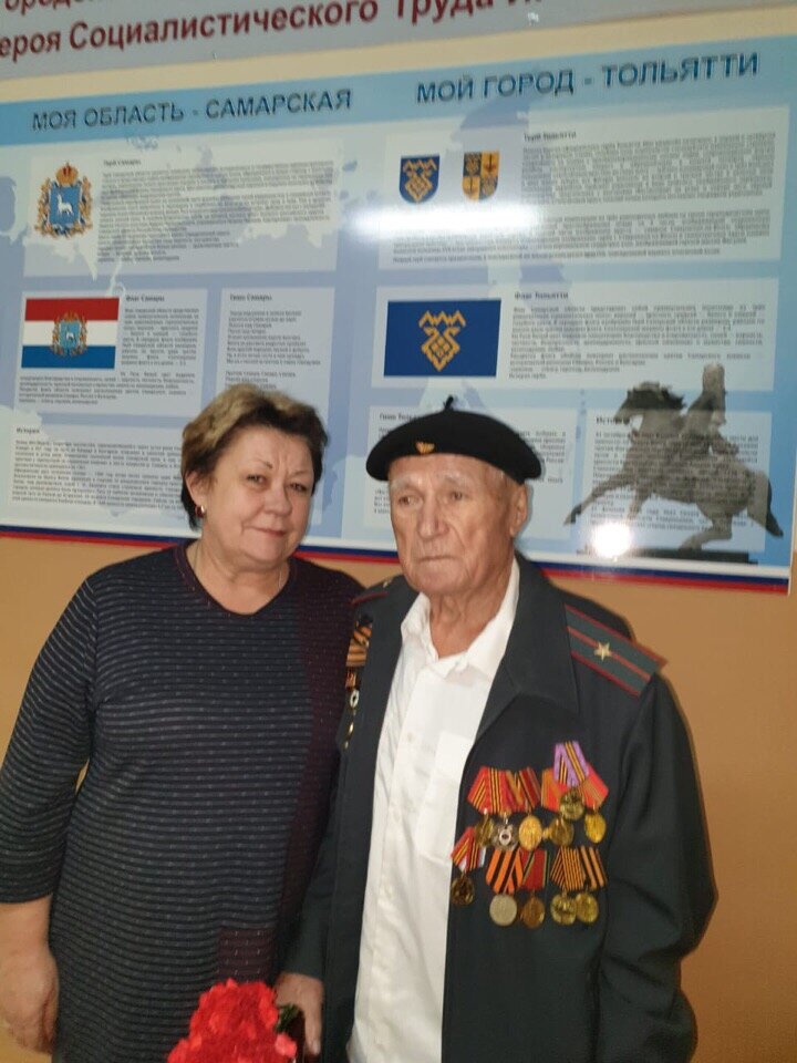25 октября в  Школе N2 (Шлюзовой микрорайон Комсомольского района Тольятти) в предверии Парада Памяти прошла встреча с ветеранами. Всем уже за 90 или около, но они бодры и крепки духом. Приняли участие в программе, подготовленной Юнармейцами школы, участниками Российского движения школьников. Мероприятие активно поддержал депутат СГД Дуцев Владимир Иванович. Передала от него пожелания крепкого здоровья, сил и мира! 