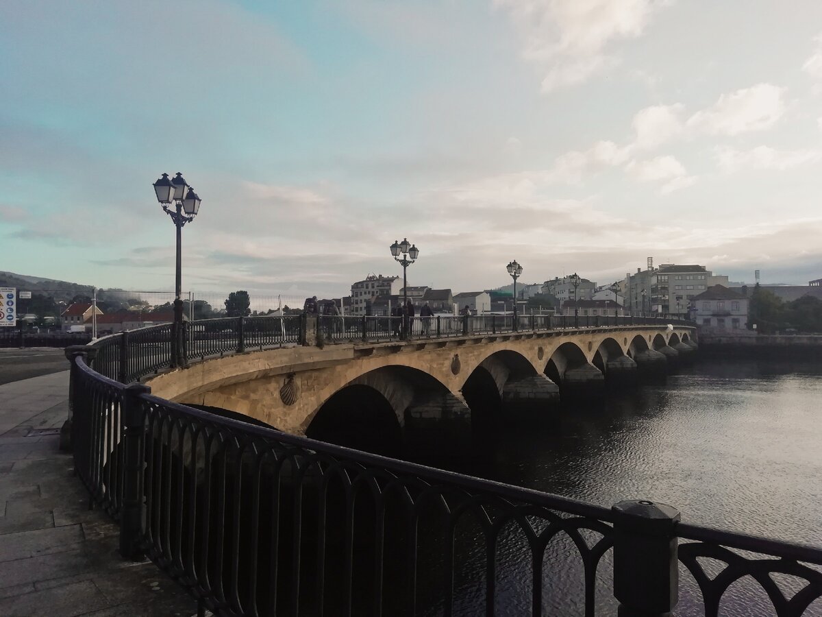 Мост Ponte do Burgo. Говорят, что название города Понтеведра переводится с галисийского как «старый мост»: ponte — мост и vedra — старый.