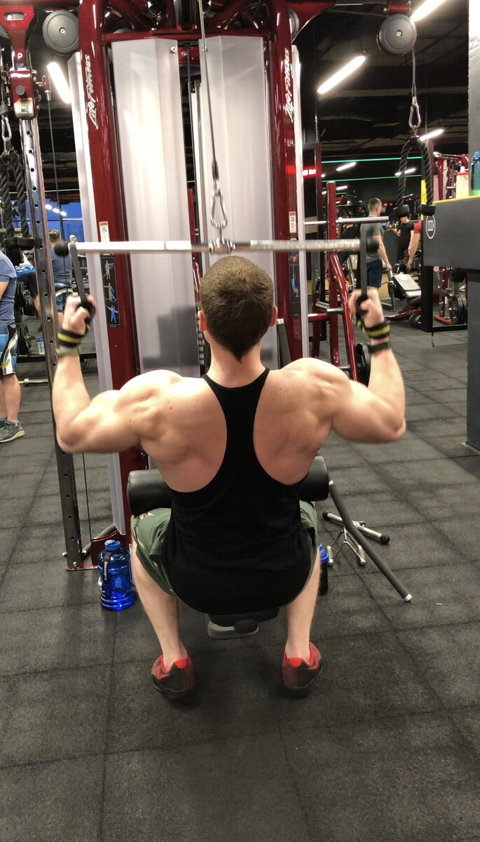 Тяга вертикального блока широким параллельным хватом