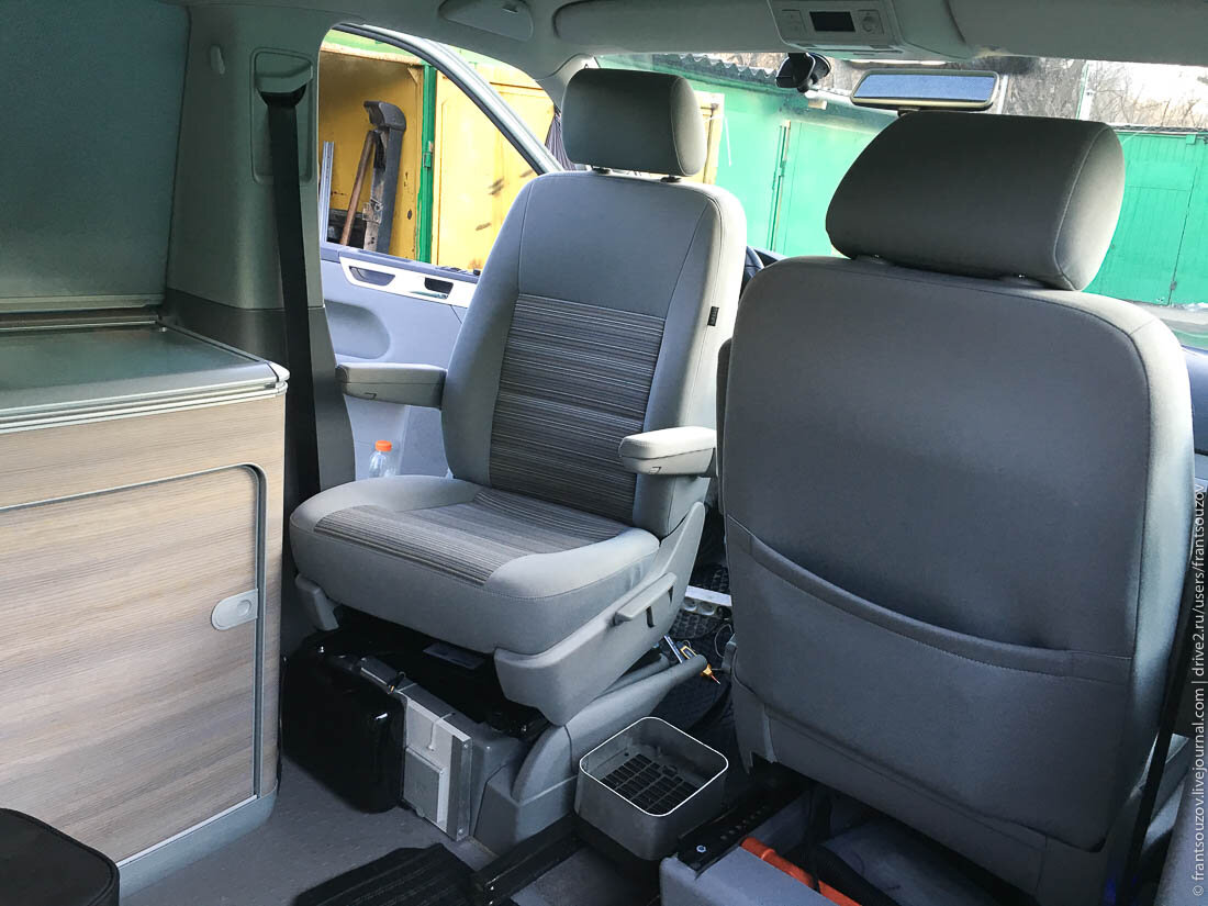 1. Поворотные сиденья — это очень удобная вещь, и в предыдущем автомобиле (ЛР Дефендере) их сильно не хватало. Но там, к сожалению, сделать поворотные механизмы не было технической возможности, а вот в нашем Бусе эта опция изначально отсутствовала — предыдущий хозяин почему-то не стал её заказывать. Первым делом мы приобрели поворотную проставку для водительского сиденья на немецком сайте drehconsole.com. Кстати, как мне недавно подсказали в личке, её производитель — Scopema RIB.

