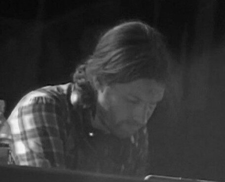 источник фотографии: https://upload.wikimedia.org/wikipedia/commons/a/ab/Aphex_Twin%2C_2007.jpg