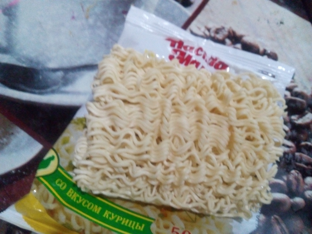 вытащил брикетик с лапшой
