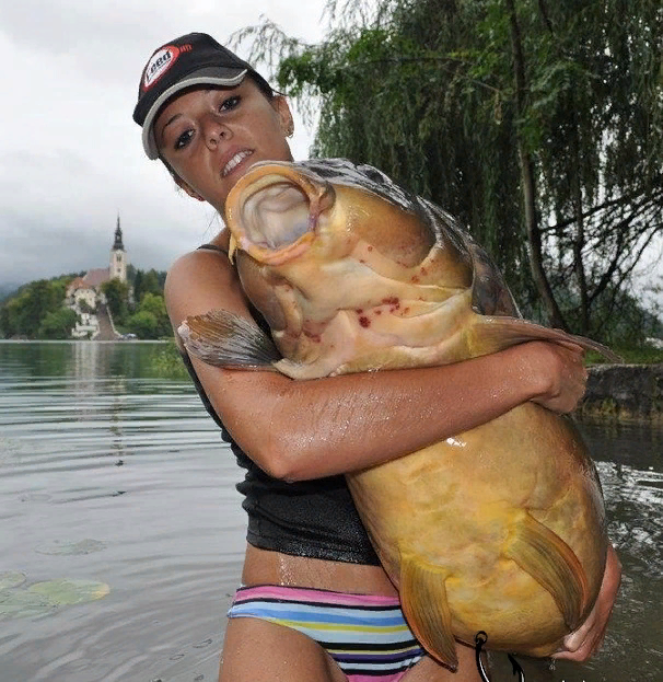 По-моему, сейчас карп коньки от страха двинет, а не человек...