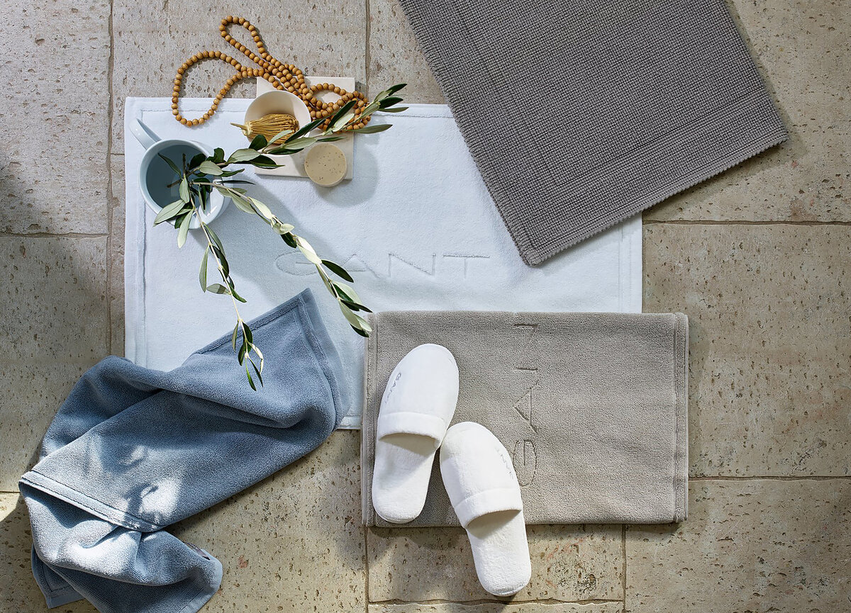 Стильные брендовые коврики для ванной  Gant Home из 100% хлопка мягкие и достаточно плотные, их легко стирать и сушить. 