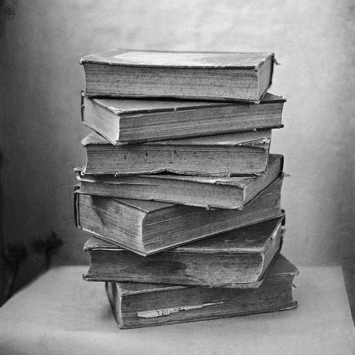 Черный белый купить книгу. Стопка книг. Старые книги. Книга черно белая. Стопка старых книг.