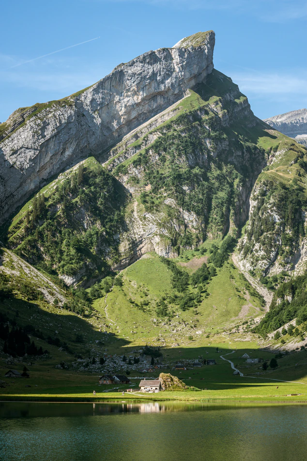 https://unsplash.com/photos/FNaFLvbLFuk