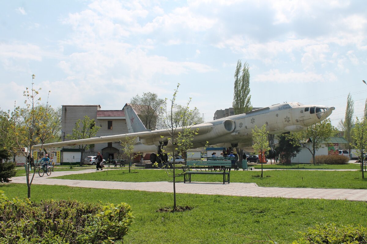 Ту-16. Снимок сделал 05.05.2018. Энгельс, у бывшей проходной на территорию Первого Лётного городка.