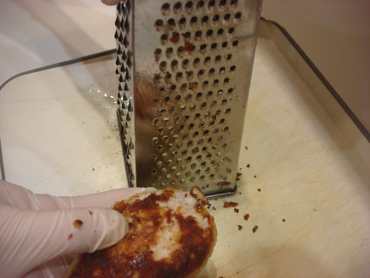 Фото сделано автором (натираю котлету)