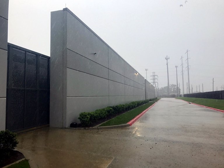 
Стихия бушует возле одного из дата-центров компании Skybox в Хьюстоне