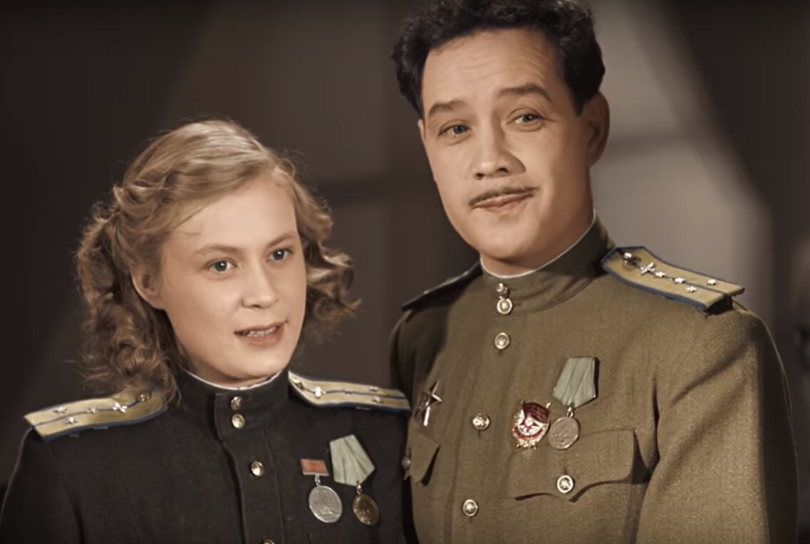Василий Нещипленко и Тамара Алёшина в фильме "Небесный тихоход", 1945 год