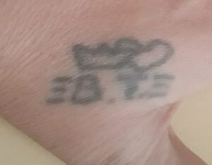 [caption id="attachment_525" align="aligncenter" width="300"] Немного дополненная буква Т, добавил инициал фамилии и хотел нарисовать корону, но не угадал посередине, пришлось сделать ещё и сердце... теперь считаю её как фамильный герб.[/caption]