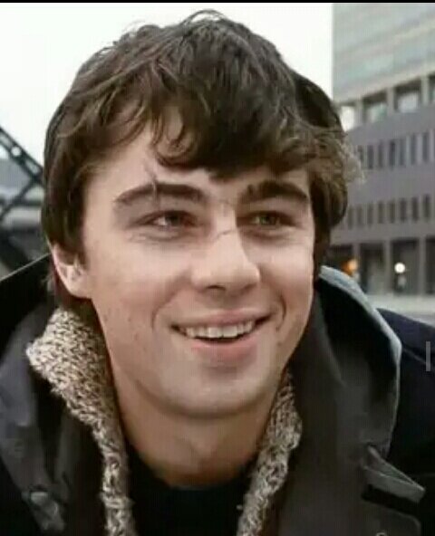 Сергей Бодров родился 27 декабря 1971г. в Москве. Его отец Сергей Бодров-режиссер; мама, Валентина Бодрова-преподаватель истфака МГУ. С детства маленький Сергей, так или иначе, был приобщен к миру искусства, и что такое расти в творческой семье, знал не понаслышке.